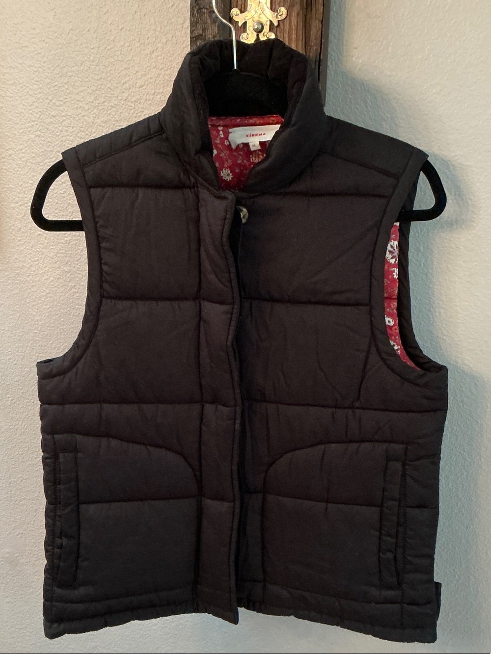 XiRENA Black Quilted Puffer Vest with Floral Lining
